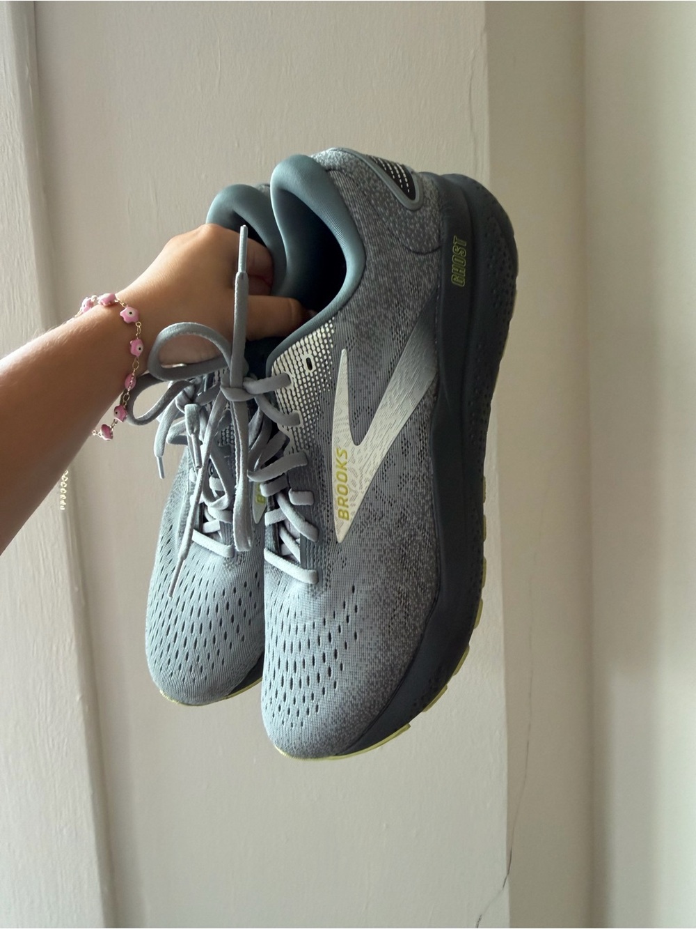 Brooks Ghost Men Gray Running Shoes with Subtle Yellow Accent - Picture 2 of 8